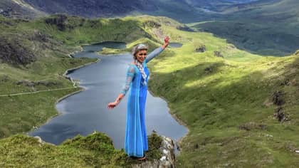 Woman Climbs Snowdon Dressed As Elsa For Friend With Terminal Cancer