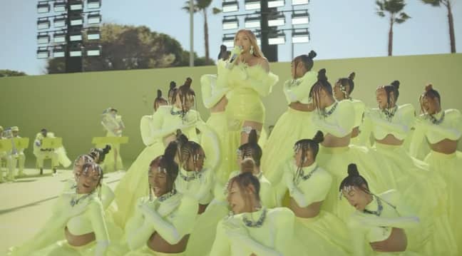 Beyoncé and her dancers were dressed in the same colour. (Credit: ABC)