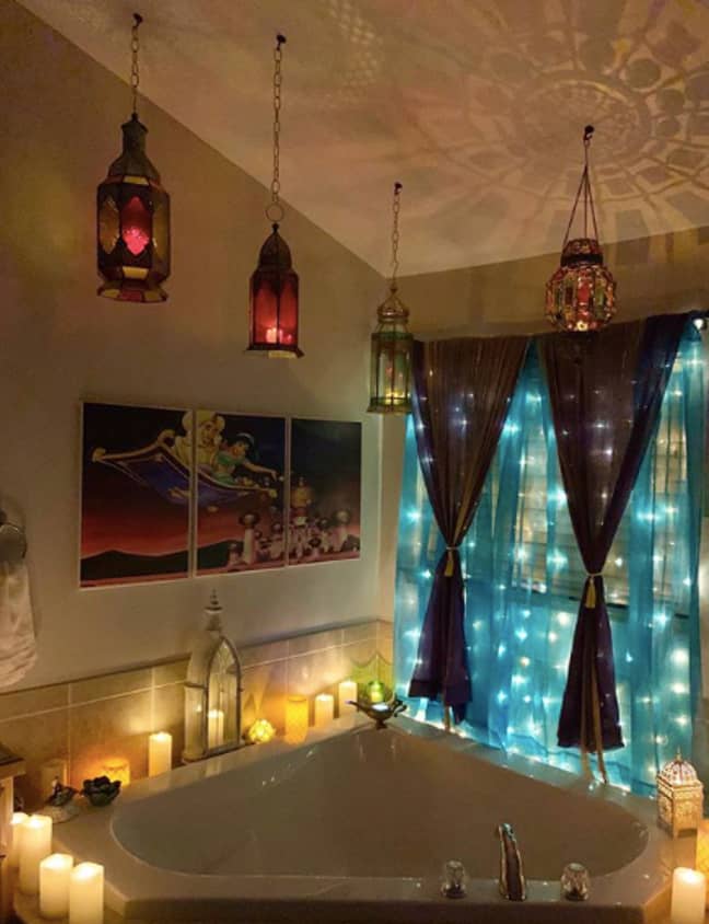 The 'Aladdin' style bathroom with lanterns and fairy lights (Credit: Instagram/kelseymichelle85)