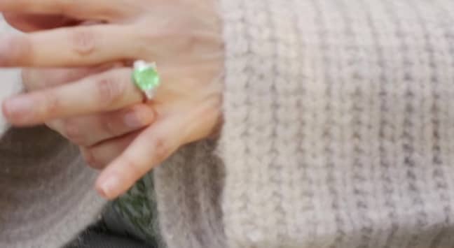 J.Lo's new engagement ring is green. (Credit: OnTheJlo.com)